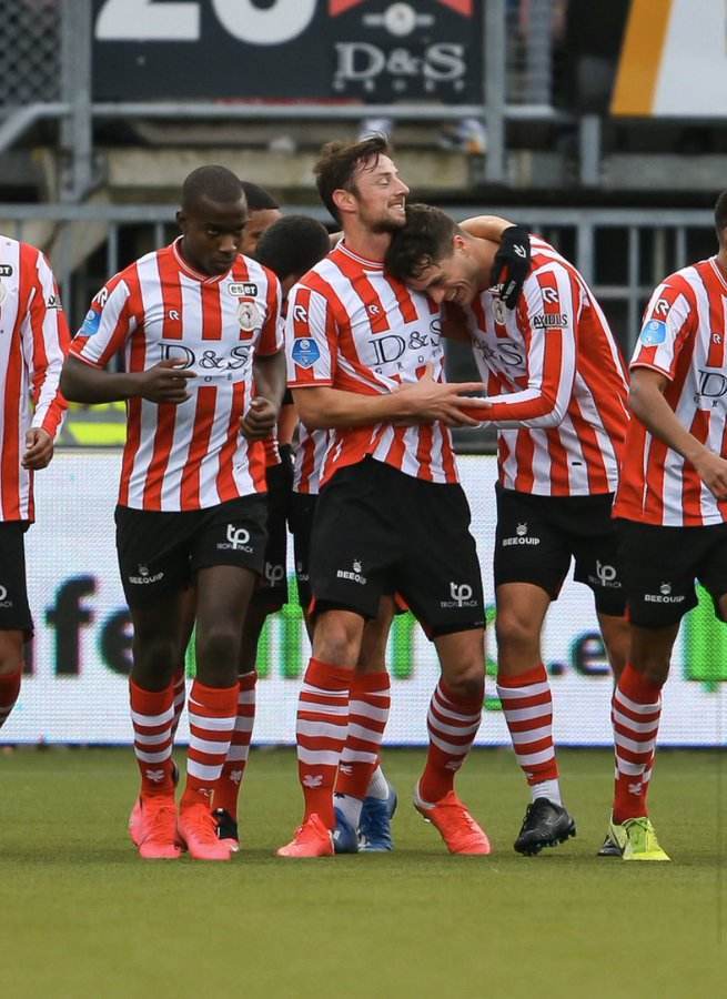 更是对其背 更是对其背