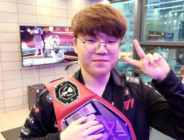 着更年轻的 着更年轻的